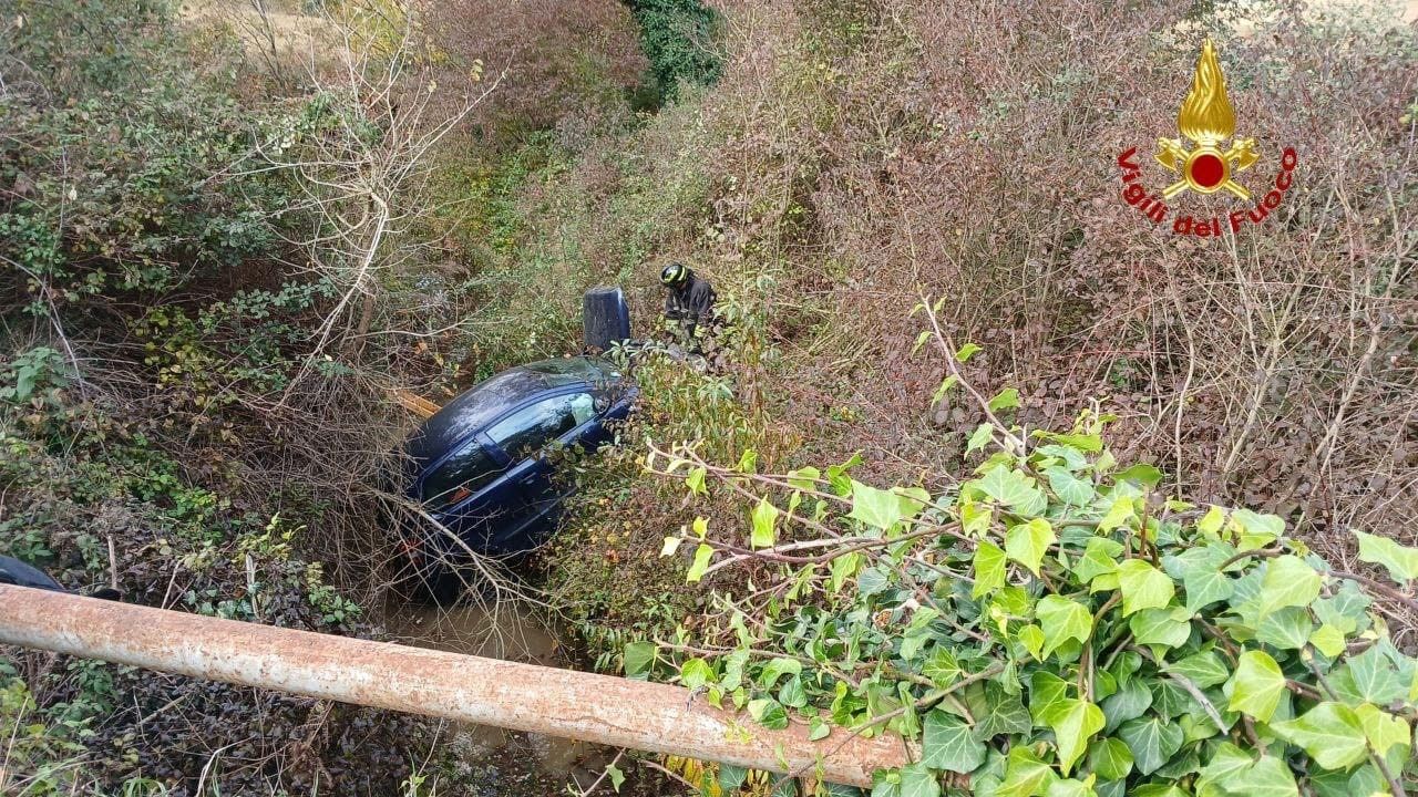 auto nel canale