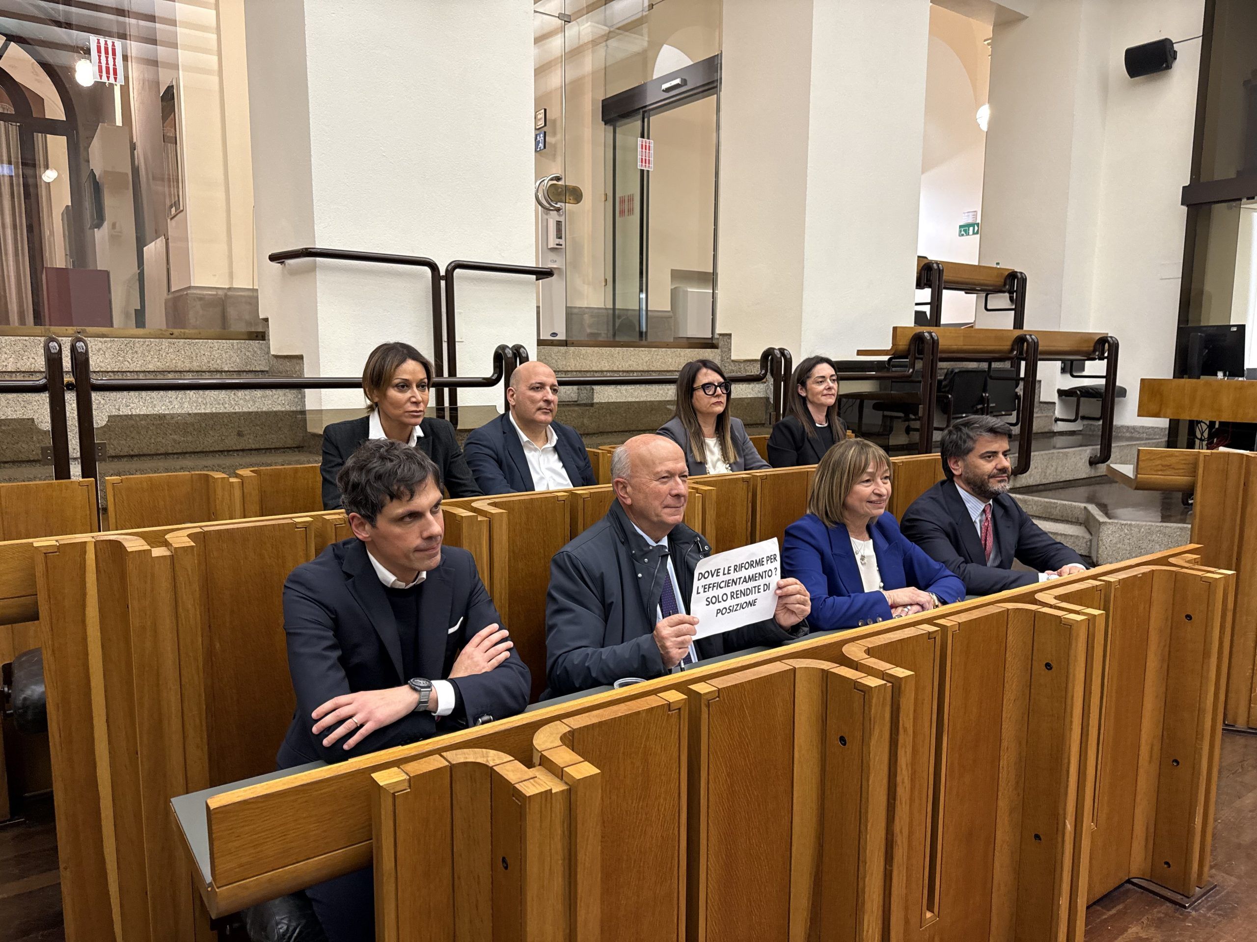 opposizione occupa consiglio regionale