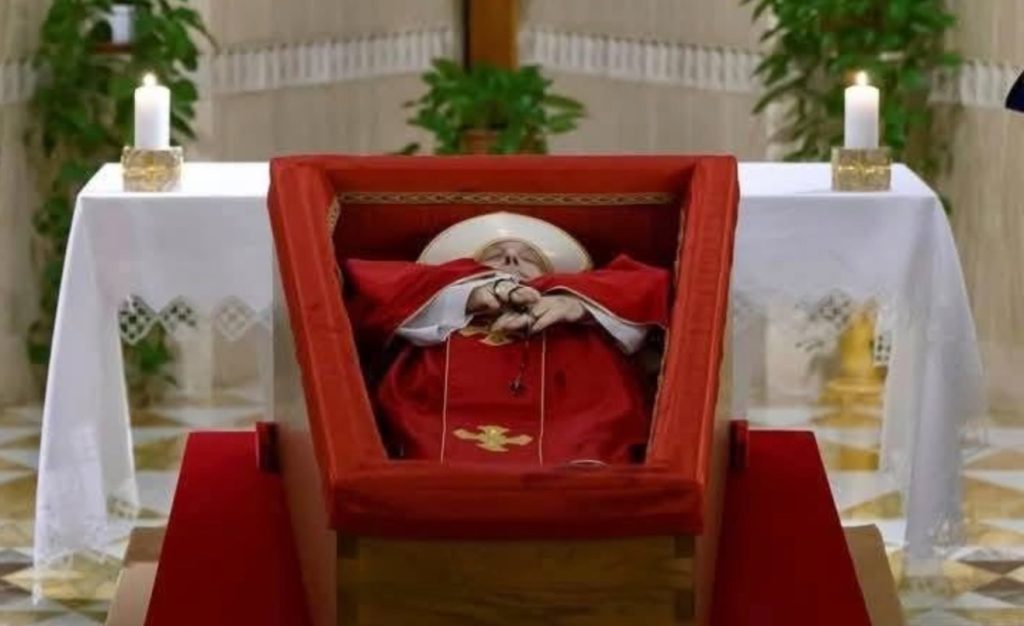 Alle ore 10 del 26 aprile sul sagrato della Basilica di San Pietro, in Vaticano, in contemporanea cerimonia ad Assisi
